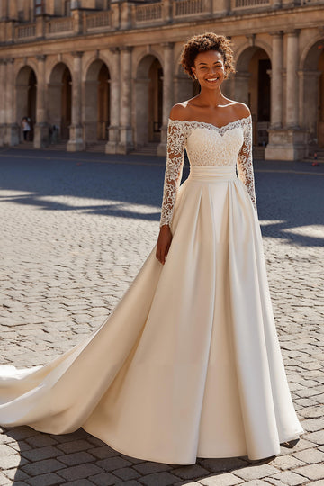 Robe de mariée à manches longues princesse en satin ivoire avec dentelle
